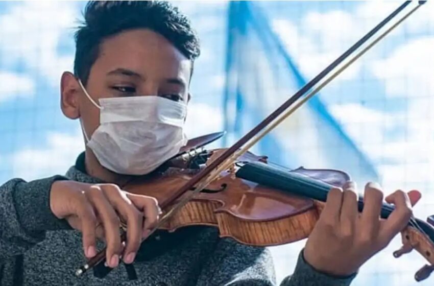  Tocó la marcha peronista en su violín y le llovieron mensajes de odio