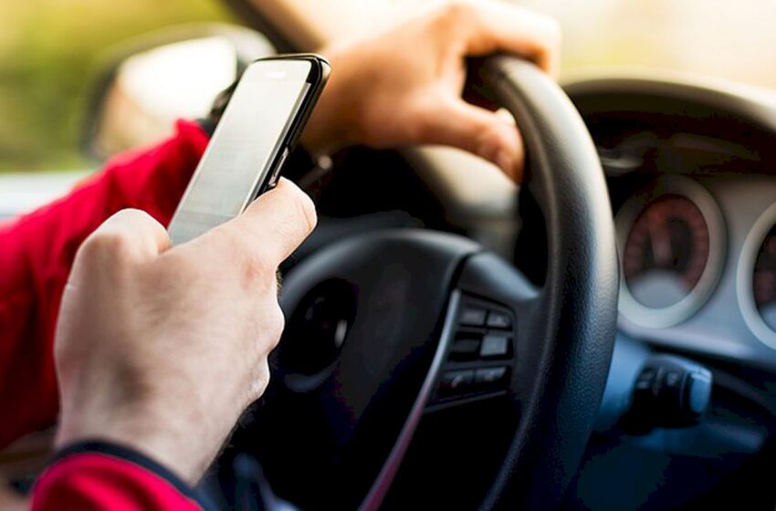  Un estudio reveló que usar el celular al conducir cuadruplica el riesgo de tener un siniestro vial