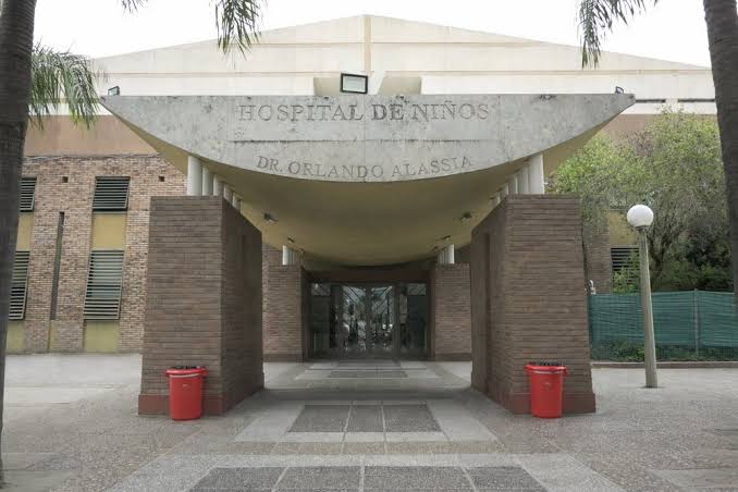  Rescataron a un menor de 13 años que sufrió una descarga eléctrica en una cancha de fútbol tras tocar un cable